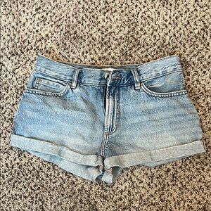 EUC Garage low rise cuffed shorts. Size 3